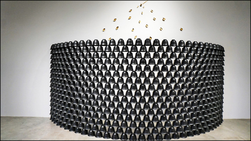 蒙天．布瑪〈蓮音〉陶罐、蓮花瓣、金箔，300×350公分。1992/1999-2000。