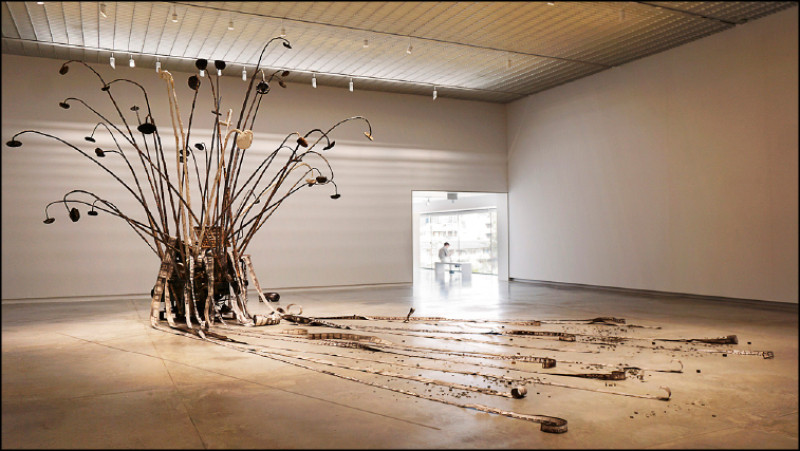 安塞爾姆．基弗〈失落的字母〉金屬、木頭、皮帶、照片、壓克力、石膏、樹脂、向日葵，585×500公分。2019。