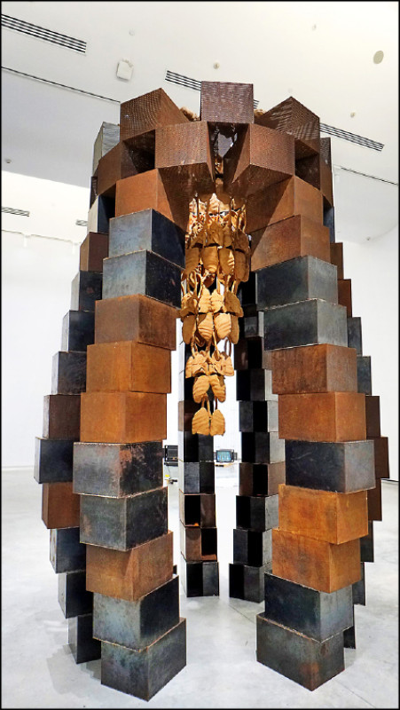 蒙天．布瑪〈阿羅迦耶薩拉：心靈之廟〉藥草，鋁，207×320公分。1996。