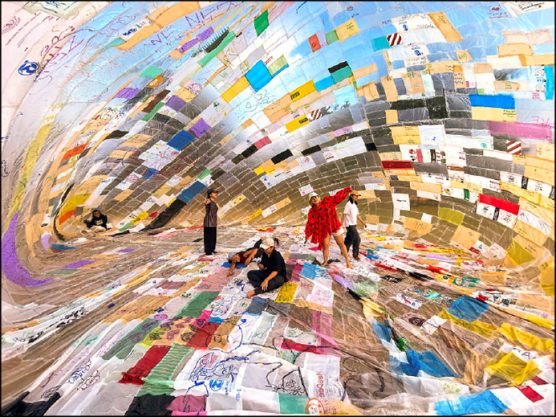 托馬斯．薩拉切諾〈空氣太陽博物館〉，2023年泰國雙年展期間，於泰國清萊展出照。（Joaquín Ezcurra攝影，Aerocene基金會、新美館提供）