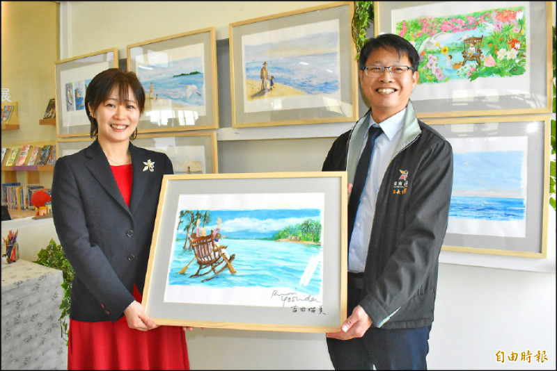 吉田瑠美（左）將19幅繪本手稿捐贈給台南北門區圖書館典藏、展覽，由北門區長林建男（右）代表受贈。（記者楊金城攝）