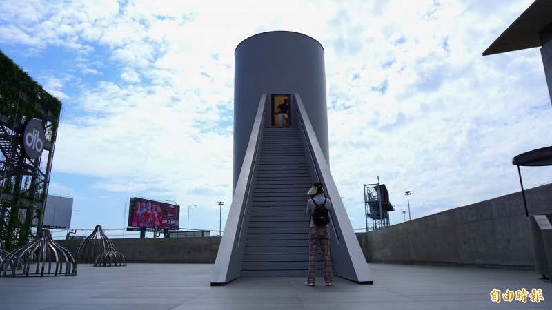 2樓戶外區可見光影大師詹姆斯塔瑞爾（James Turrell）在泰國的首件永久性裝置作品《Straight Up》。（記者董柏廷攝）