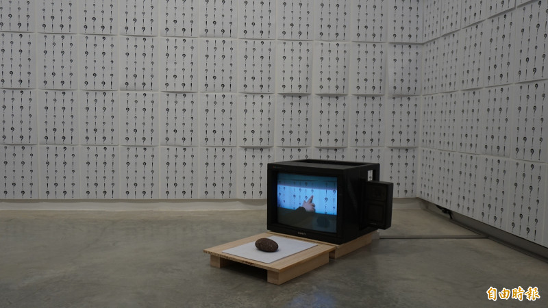 蒙天．布瑪〈阿比紹特的祈禱文〉錄像、傳真紙、素描摹本。1994／2025。（記者董柏廷攝）