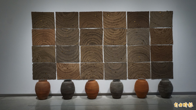 〈Water〉（1991）由土壤、水泥、金箔與陶罐組成。（記者董柏廷攝）