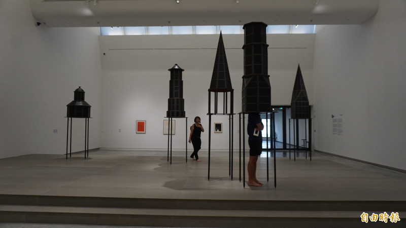 蒙天．布瑪〈星宿之屋〉鐵、木頭、透明片、草藥、硃砂，尺寸依場地而定。（記者董柏廷攝）