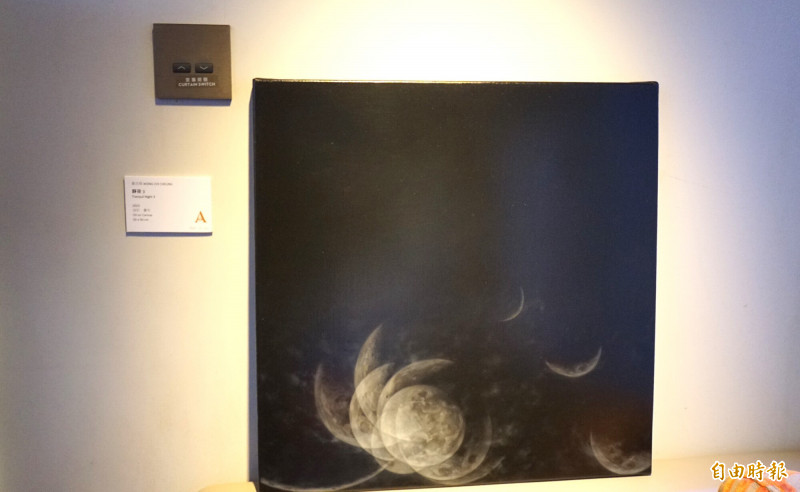 台師大藝術家黃志翔展出「靜夜」系列作品，以月相圓缺與花開花落呼應「時間」元素。（記者董柏廷攝）