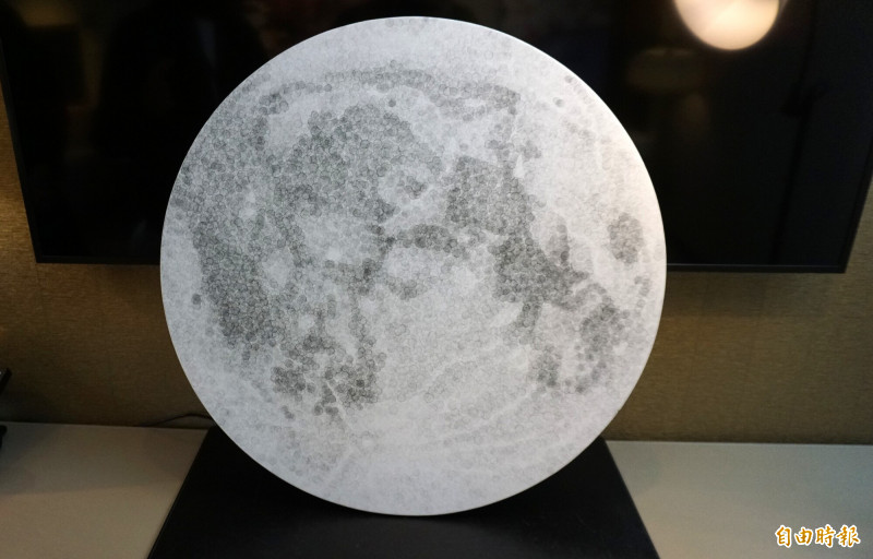 黃志翔〈Moooon〉水彩、畫布，70公分（直徑）。2025。（記者董柏廷攝）