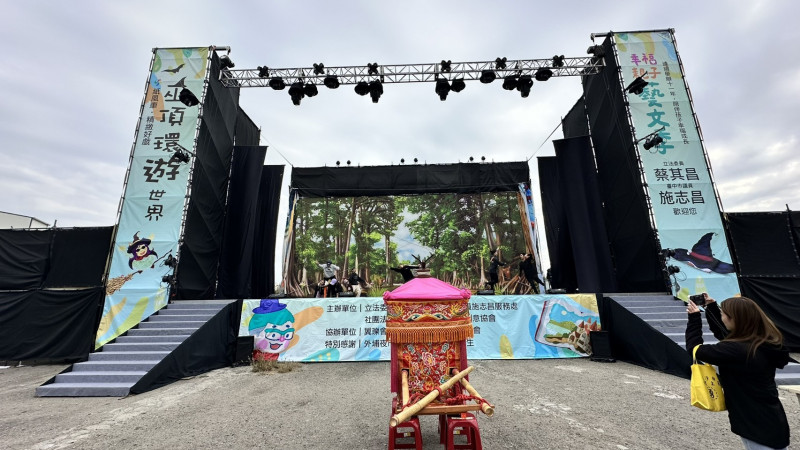 白沙屯媽祖鑾轎停駐在台中外埔夜市舞台正前方，轎班特地讓鑾轎轉向，供媽祖欣賞紙風車劇團彩排演出。（紙風車提供）