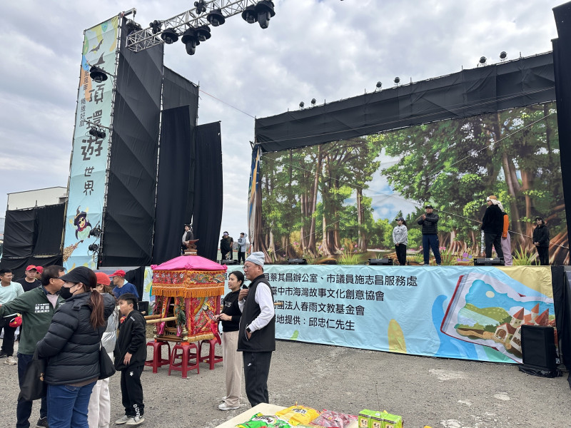 現場工作人員與民眾紛紛合掌致意，感受白沙屯媽祖突訪紙風車彩排現場帶來的神聖力量與新年福氣。（紙風車提供）