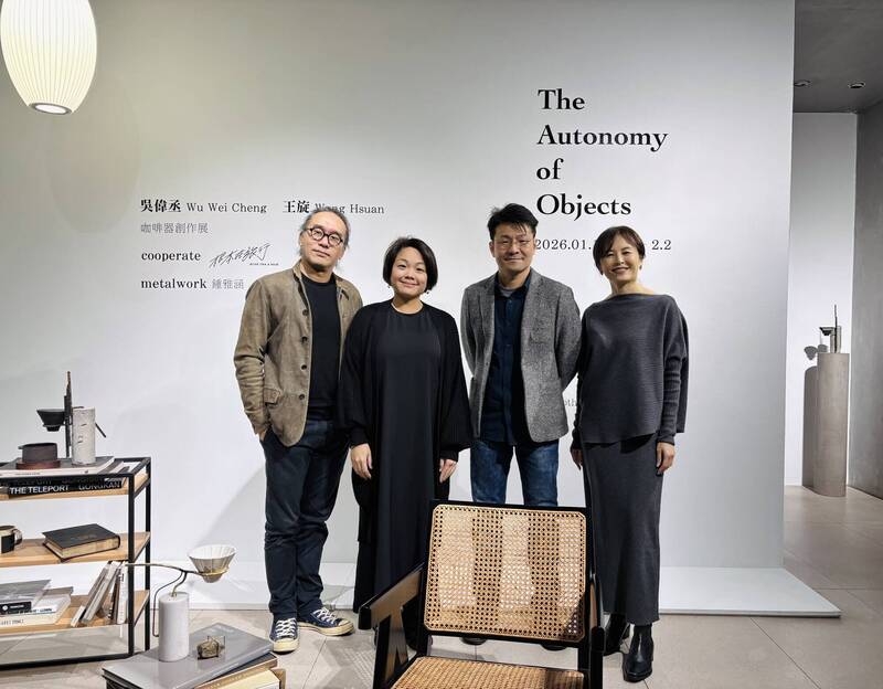 藝術家王旋（左起）、鍾雅涵、吳偉丞與策展人許月娘合影。（許月娘提供）