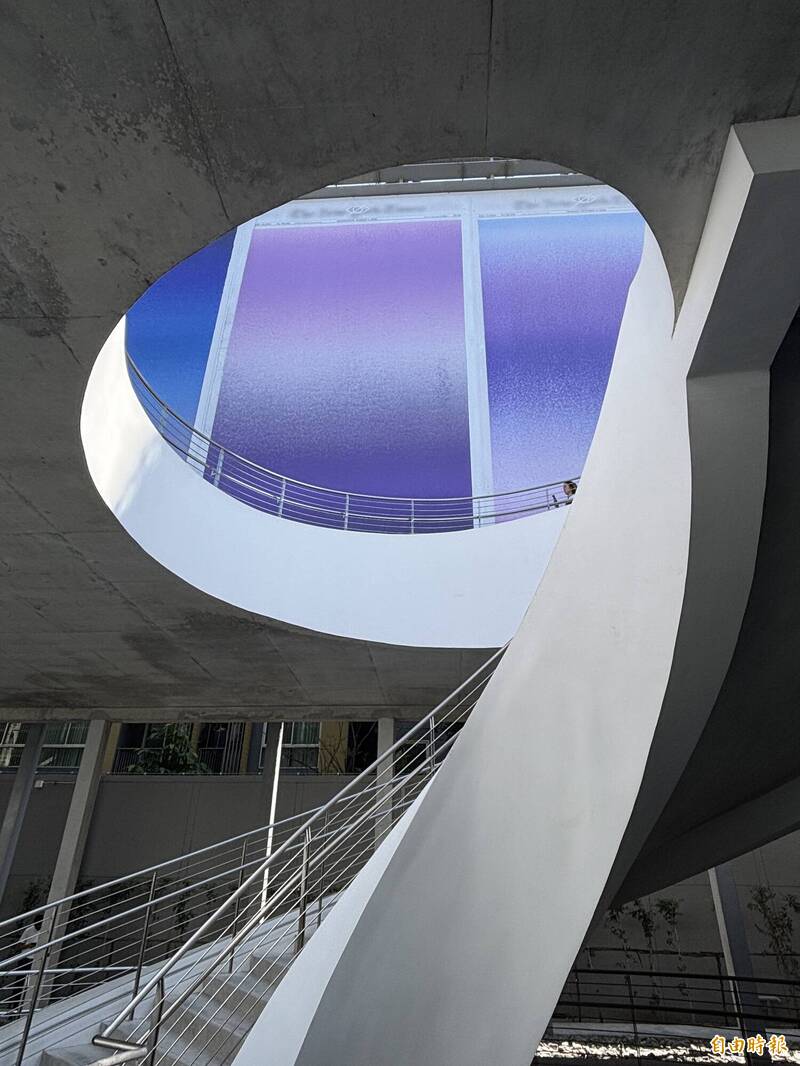 中庭曲線階梯可達2樓免費參觀。（記者董柏廷攝）