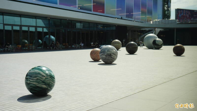 德籍藝術家阿麗莎．柯維德（Alicja Kwade）的裝置作品〈Pars pro Toto〉。（記者董柏廷攝）