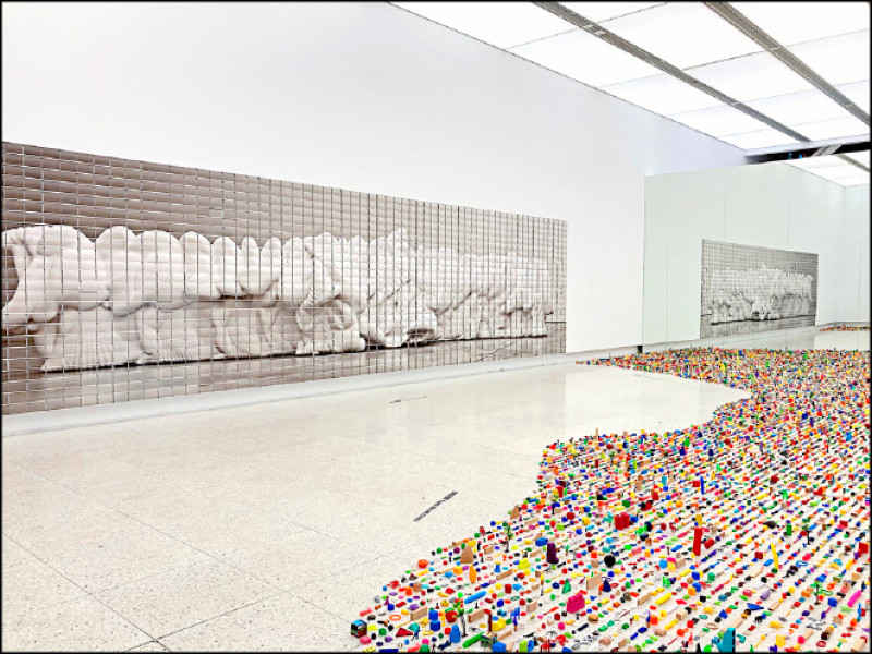 瑞安．甘德〈本能的、非生產性的與自由的（出發）〉與〈封閉系統〉（右）。