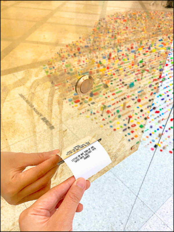 瑞安．甘德〈點子機器〉按下按鈕可獲得紙條。