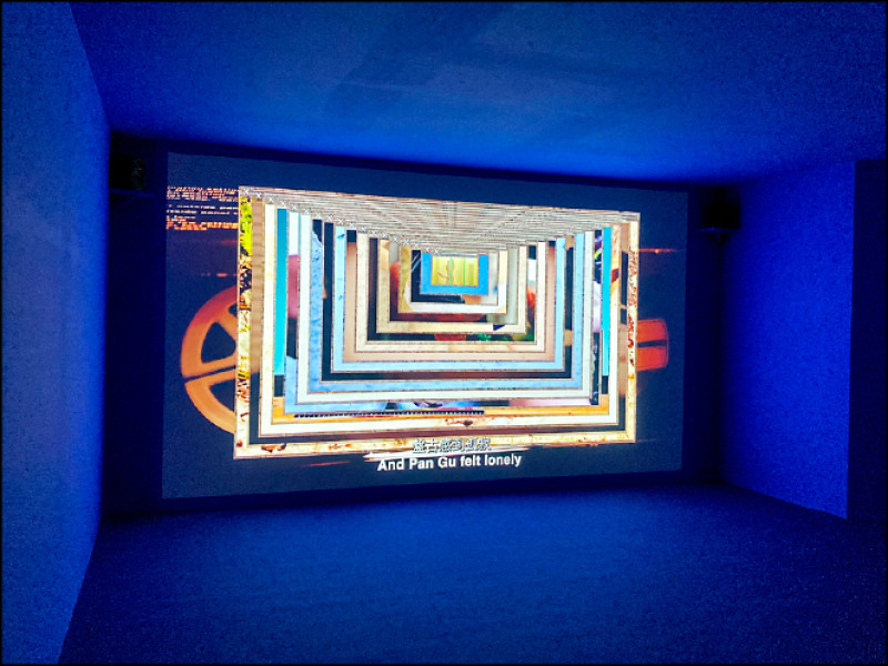 卡蜜兒．安侯〈極度疲憊〉影像中可見大量視窗、資訊與史詩獨白。