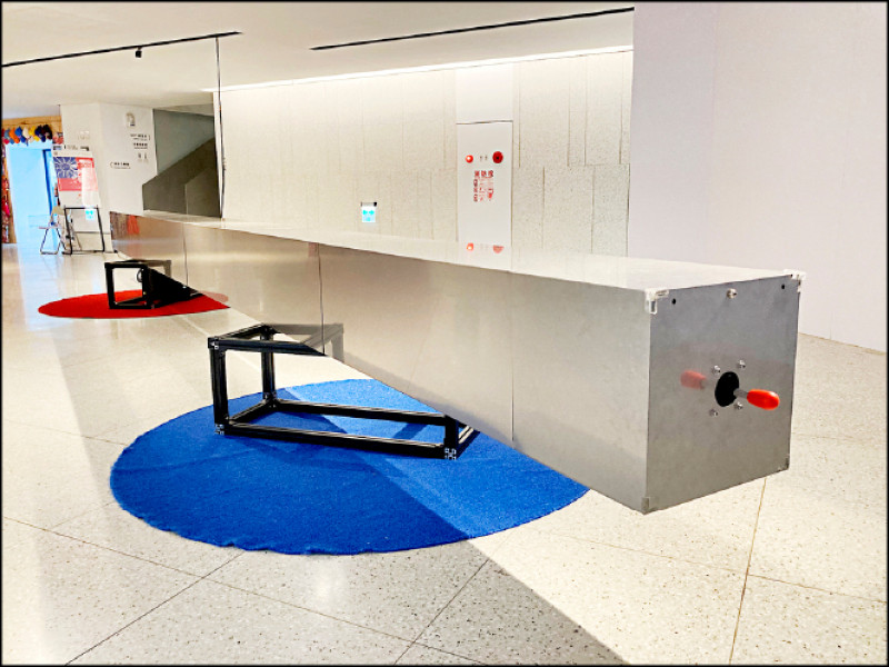 操作〈Around 7 Meters is More Fun〉只有另一端的觀看者才能看到畫面。