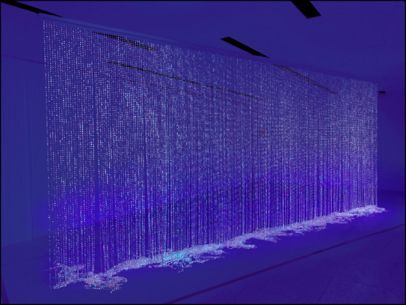 謝佑承〈大幕〉雨瀑般的迷幻效果。