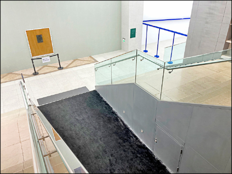 陳松志〈倒裝的語句-16〉（左上）與〈無題-KEE〉（下）展現時間變化。