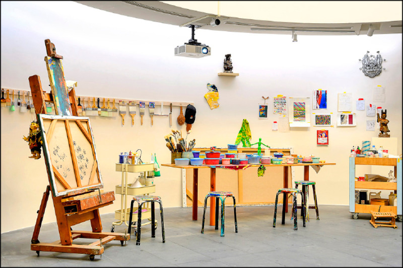「間奏—追思曲德義」追思紀念展重現其工作室樣貌。（記者董柏廷攝）