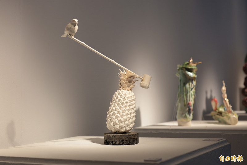 韓國陶藝家孟昱在鶯歌陶博館駐村創作「平衡18-1」，以台灣鳳梨支撐小鳥，詮釋自然平衡與環保意義。（記者黃政嘉攝）