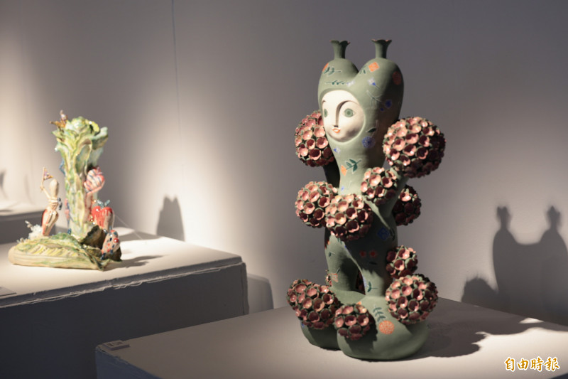 泰國陶藝家卡蒙莎奴在鶯歌陶博館駐村創作「我的第一個春天」，以人形花團展現春日甦醒生機。（記者黃政嘉攝）