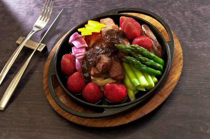 凱華樓中華料理「草莓鐵板和牛肉」以果香酸甜平衡油脂。（JR東日本大飯店台北提供）