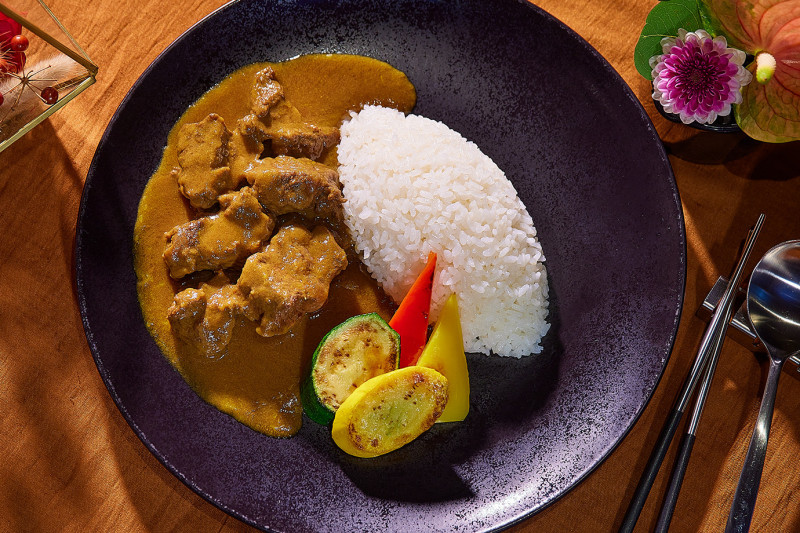 大廳酒吧月台町招牌「和牛咖哩飯」以三星若狹牛升等，但售價不變。（JR東日本大飯店台北提供）