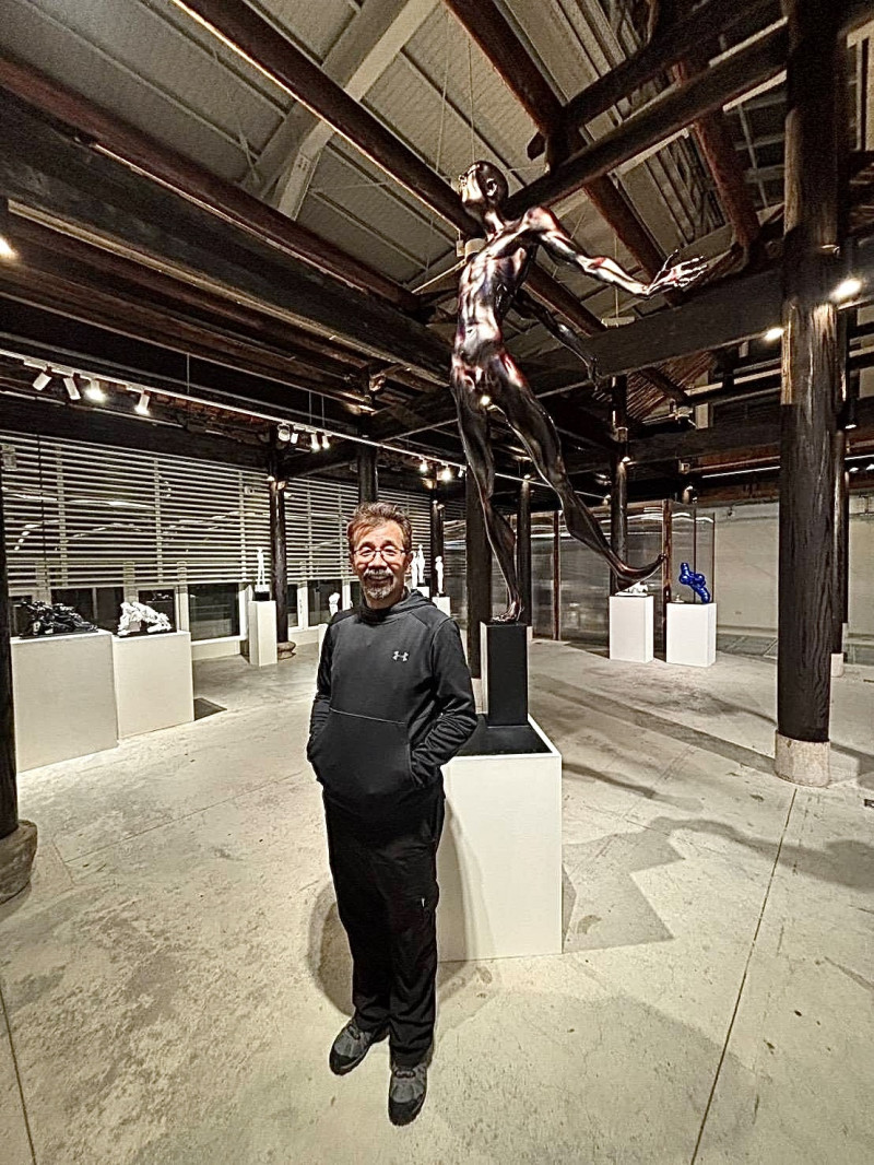 好萊塢特效總監王尋（圖），在台中歷史建築儒考棚舉辦「串流虛擬與實境之間」個展。（展出單位提供）