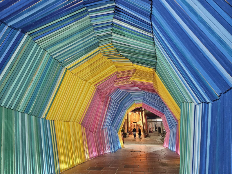 王振瑋創作《記憶的流動》，暖心創作照亮月津老街區。（南市文化局提供）