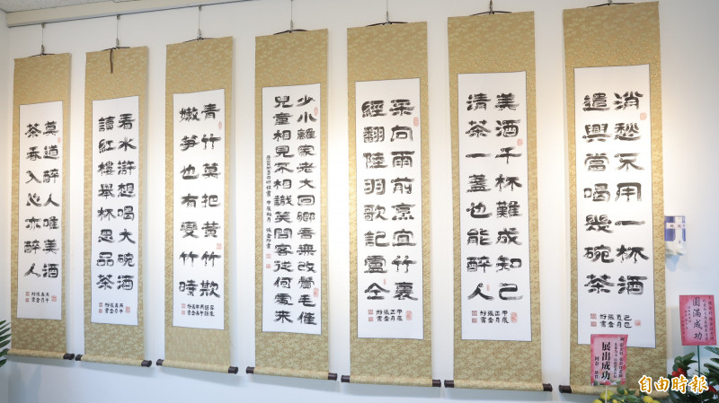 鳥蟲體書法大師張金好、張金旺兄弟2人在鶯歌區公所「鶯歌樂陶藝文走廊」展出「化象為文鳥蟲體 金好旺兄弟書法聯展」。（記者黃政嘉攝）