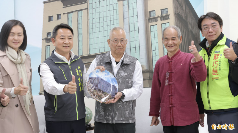 新北市鶯歌區長曾明華（左1）致贈鶯歌陶盤給鳥蟲體書法大師張金好（左2）、張金旺（中）。（記者黃政嘉攝）