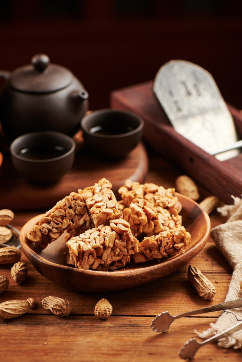 台北凱達大飯店春節專案特別選用傳承萬華60年的古早味「布田花生糖」做為入住贈禮。（台北凱達大飯店提供）