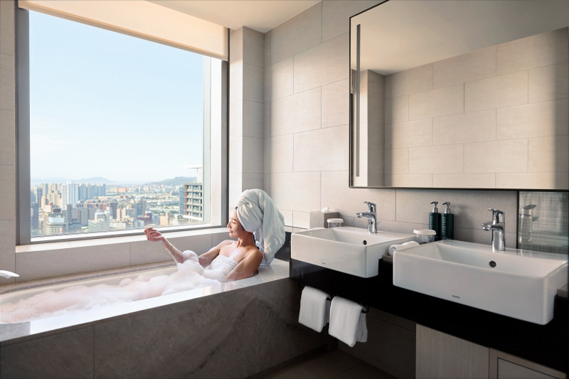 4款可愛的招財貓造型泡澡球，旅客可於客房內泡澡，為新的一年創造屬於自己的療癒時刻。（台北新板希爾頓酒店提供）