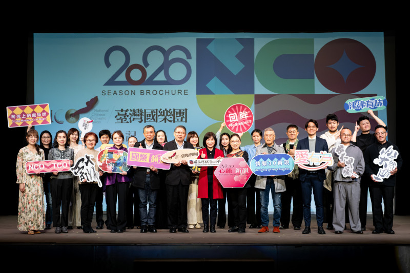 NCO樂團副首席高孟嵐（前排左起）、TCO樂團首席陳慧君、TCO副團長徐端容、NCO首席劉貞伶、NCO團長吳定哲、傳藝中心副主任梁晋誌、傳藝中心主任陳悅宜、NCO首席客席指揮許瀞心、指揮家瞿春泉、萬海航運慈善基金會副執行長張家瑋、導演Ballboss與演出團隊們合影。（NCO提供）