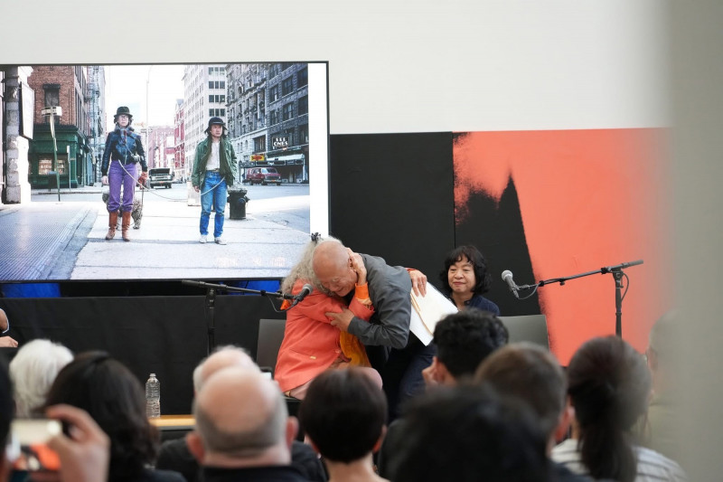 藝術家謝德慶（右）在紐約回顧展的開幕中，與1983-1984年間合作《繩子》的藝術家Linda Montano 同台分享。（公視提供）