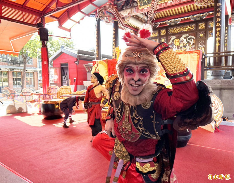 宜蘭傳藝園區2026年推出「馬上出發NOW傳藝」主題活動，邀請遊客熱鬧走春，其中大受好評的駐園大戲，今年延續去年「齊天大聖鬧龍宮」熱潮，全新升級劇情、角色及聲光效果。（記者王峻祺攝）