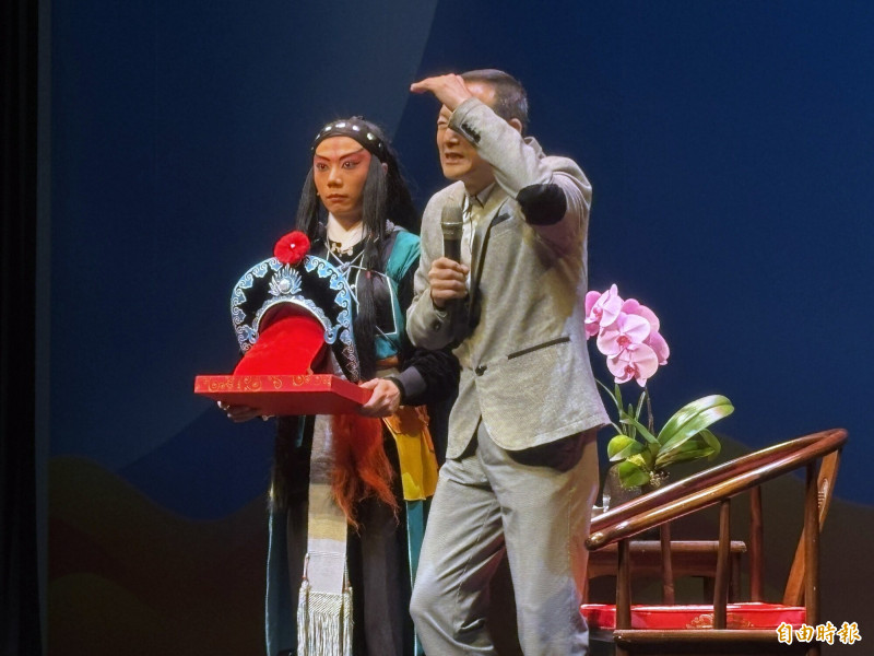 當代傳奇劇場藝術總監吳興國（右）將「倒櫻盔」贈予李軒綸，期盼他日後承接京劇藝術。（記者董柏廷攝）