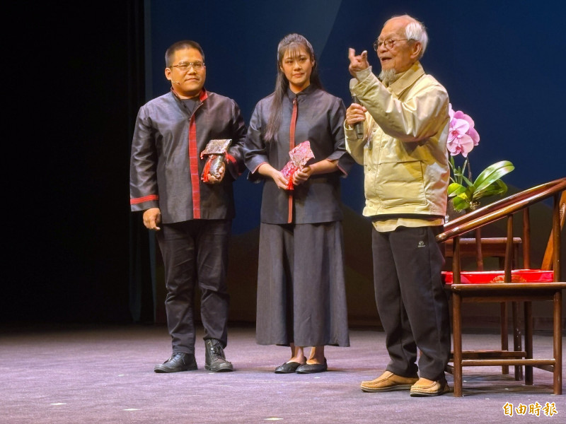 臺北木偶劇團由北管音樂「人間國寶」邱火榮（右）贈鼓棒袋予林宸弘（左）與劉士聞。（記者董柏廷攝）