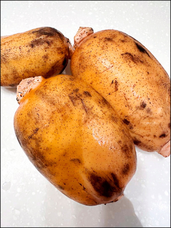 挑選新鮮蓮藕要注意別挑顏色發白的藕，那是經過漂洗的，帶有藥水味。