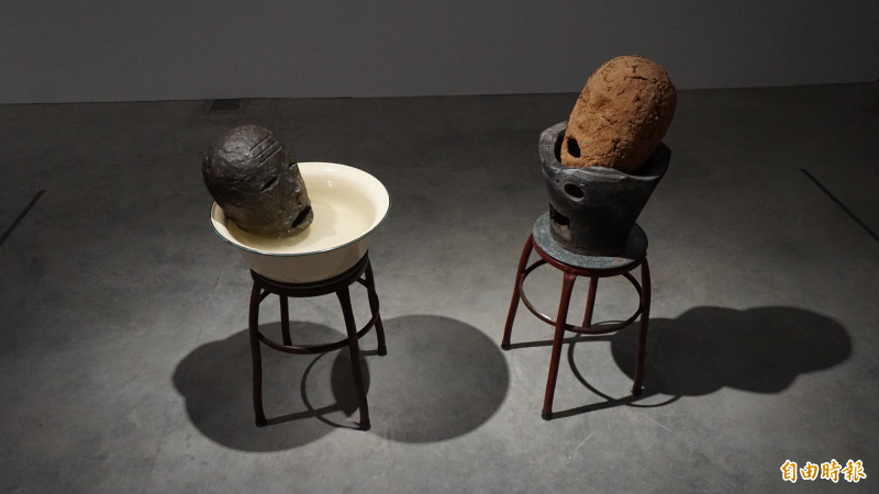 賈卡潘・維拉西尼庫〈結舌與啞口的對話〉青銅、鋸末、石膏、凳子、陶爐、琺瑯碗。尺寸視場地大小而定。1995。（記者董柏廷攝）