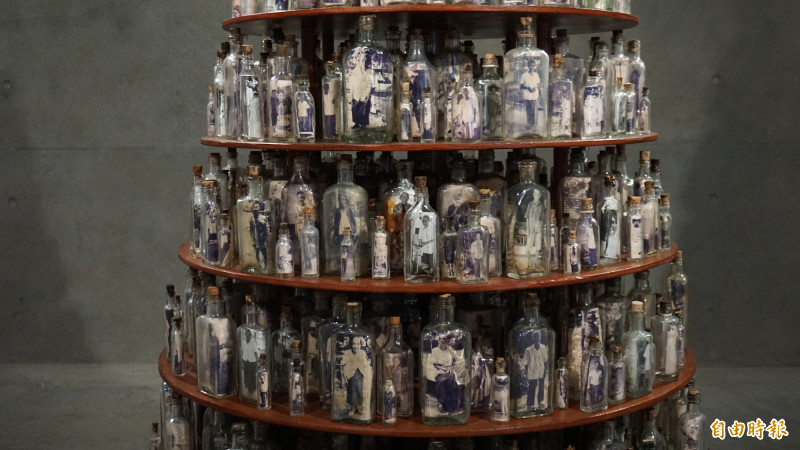 阿運．若望恰庫〈無聲〉（局部）明膠銀鹽相紙、回收藥瓶、木頭，121.92×259.08公分。1994。（記者董柏廷攝）