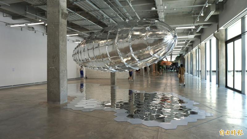 李昢〈甘願脆弱：金屬化氣球 V3〉尼龍塔夫綢、鋁箔聚脂纖維，1000×230公分。2015-2019。（記者董柏廷攝）