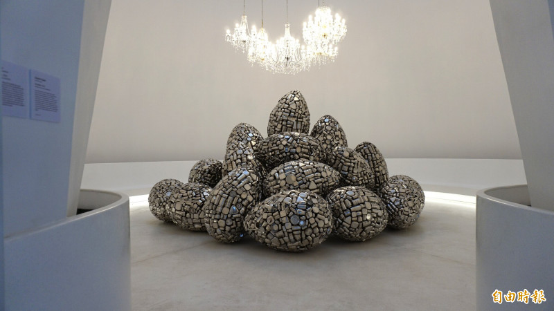 蘇伯德．古普塔〈孵化〉不銹鋼便當盒、水晶吊燈，尺寸隨場地而定。2010。（記者董柏廷攝）