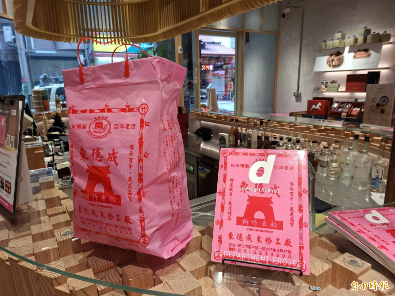 《d設計之旅 台灣·新竹》收錄23家新竹在地生活品牌，集人文及產業和生活，也在「或者新州屋」展出各種作品。（記者洪美秀攝）