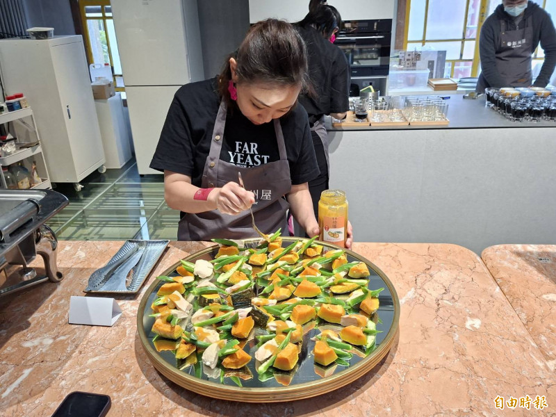 《d設計之旅 台灣·新竹》收錄23家新竹在地生活品牌，集人文及產業和生活。（記者洪美秀攝）