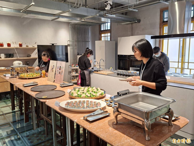 《d設計之旅 台灣·新竹》收錄23家新竹在地生活品牌，集人文及產業和生活。（記者洪美秀攝）