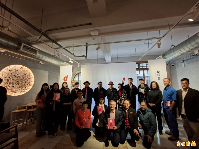 由台灣新竹品牌或者與日本合作推出的《d設計之旅 台灣·新竹》新竹號中文版今天首發行，收錄23家新竹在地生活品牌，集人文及產業和生活，也在或者新州屋展出各種作品。（記者洪美秀攝）