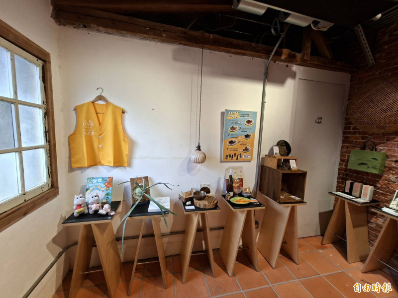 或者新州屋展出各種作品。（記者洪美秀攝）