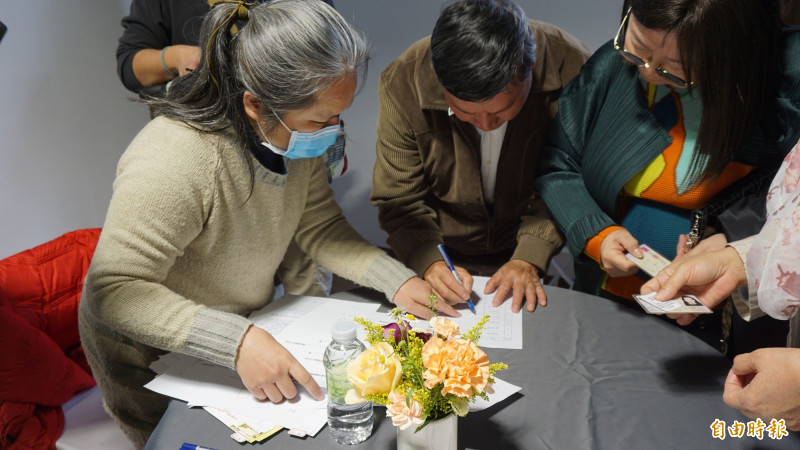 劉國松今日同意書移交文化部，並由文化部於現場發還給出席藝術家（記者董柏廷攝）