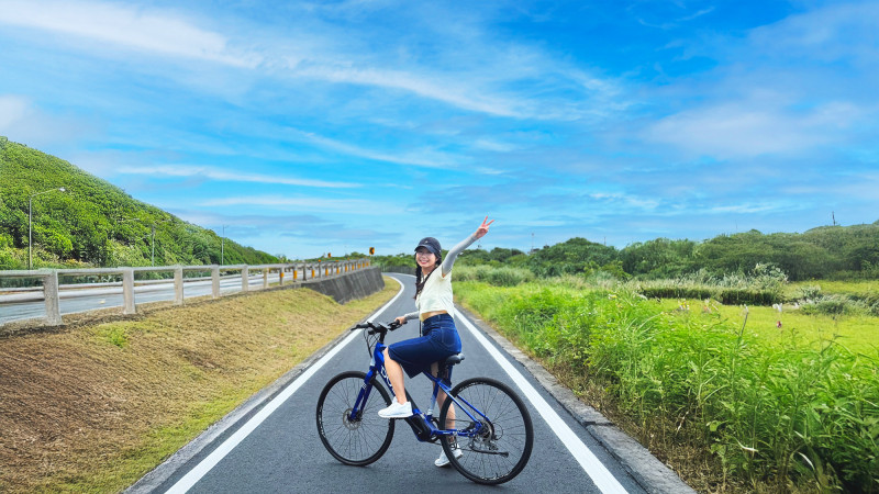 遊福隆沿東北角舊草嶺自行車環狀線騎行，徜徉大自然。（福容大飯店福隆店提供）